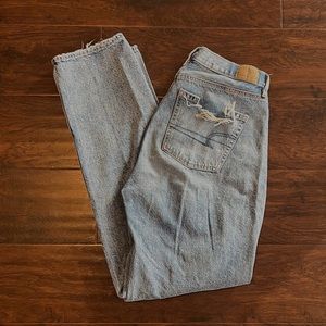 NEVER WORN - American Eagle Baggy Mom Jeans. Size 4 - Runs Big. 31in inseam.